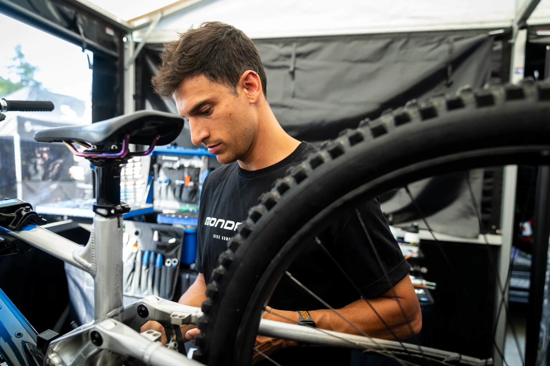 Sergio Agulló trabajando en una bici en el box