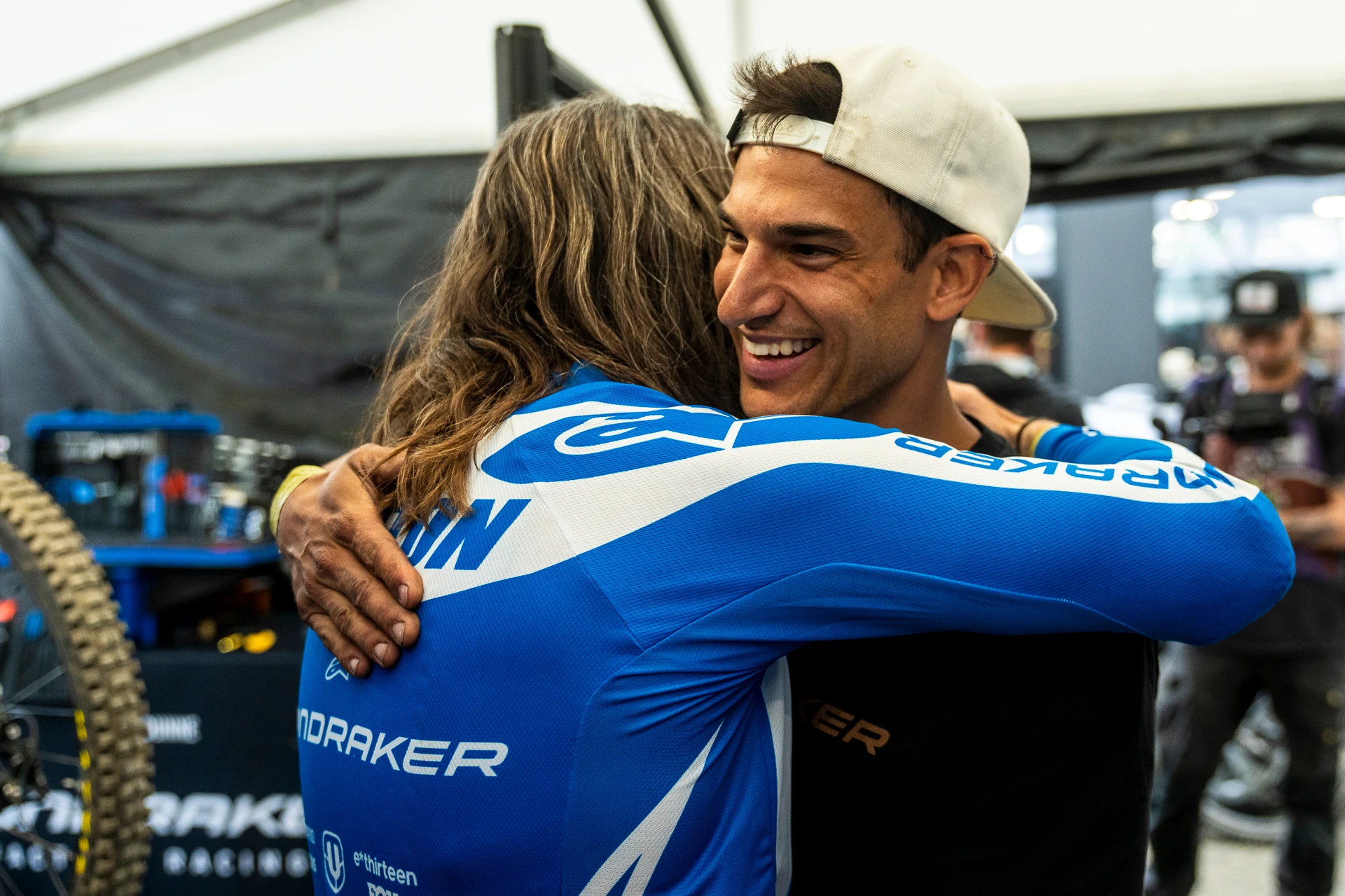 Sergio Agulló abrazando a un piloto tras una manga de la Copa del Mundo